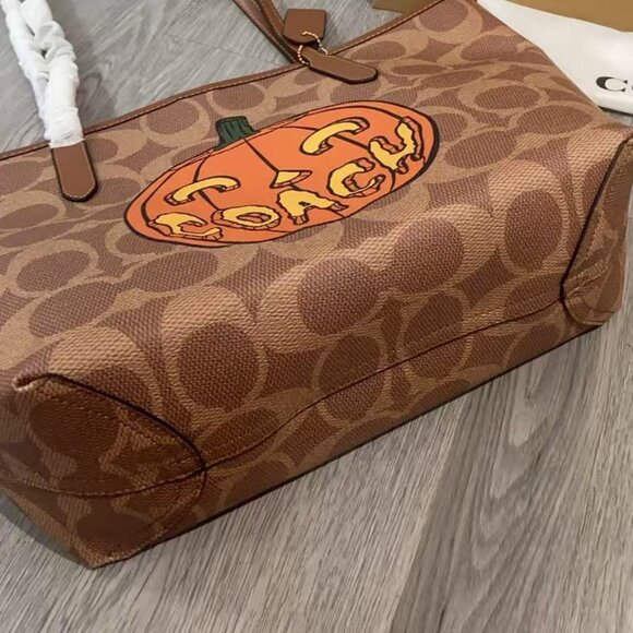 Coach Halloween Print Tote Bag Size 33x16x29cm - Picture 5 of 9
